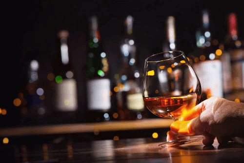 ブランデーとウイスキーの違いは原料！代表的な種類や高級銘柄6選を紹介